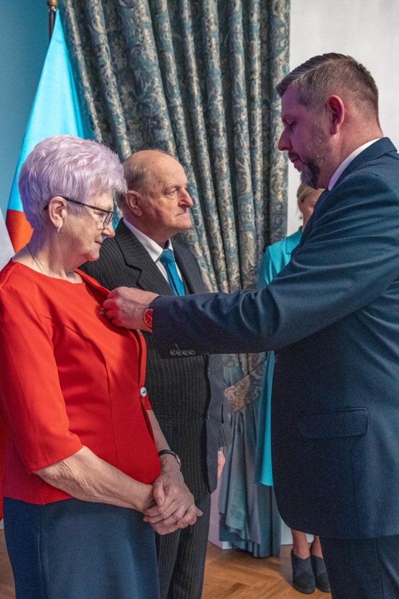 Zdjęcie w galerii na portalu naszwodzislaw.com: Jubilaci świętowali złote gody w Pałacu Dietrichsteinów [FOTO] wiadomości z regionu