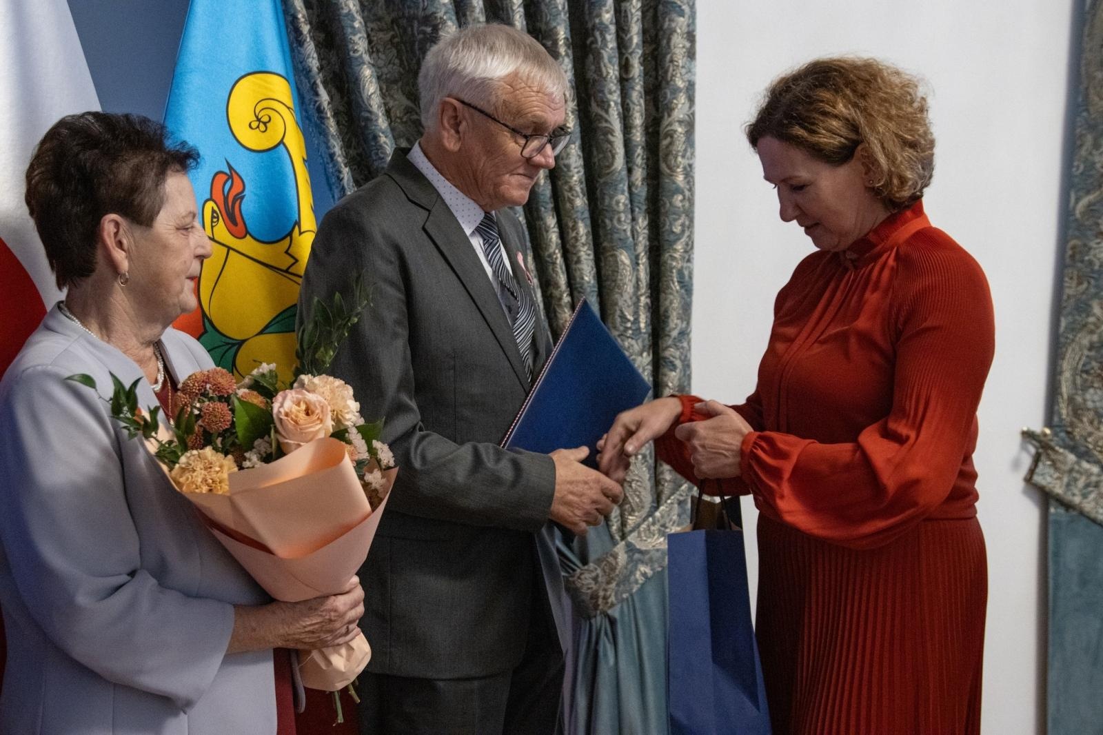 Zdjęcie w galerii na portalu naszwodzislaw.com: Jubilaci świętowali złote gody w Pałacu Dietrichsteinów [FOTO] wiadomości z regionu