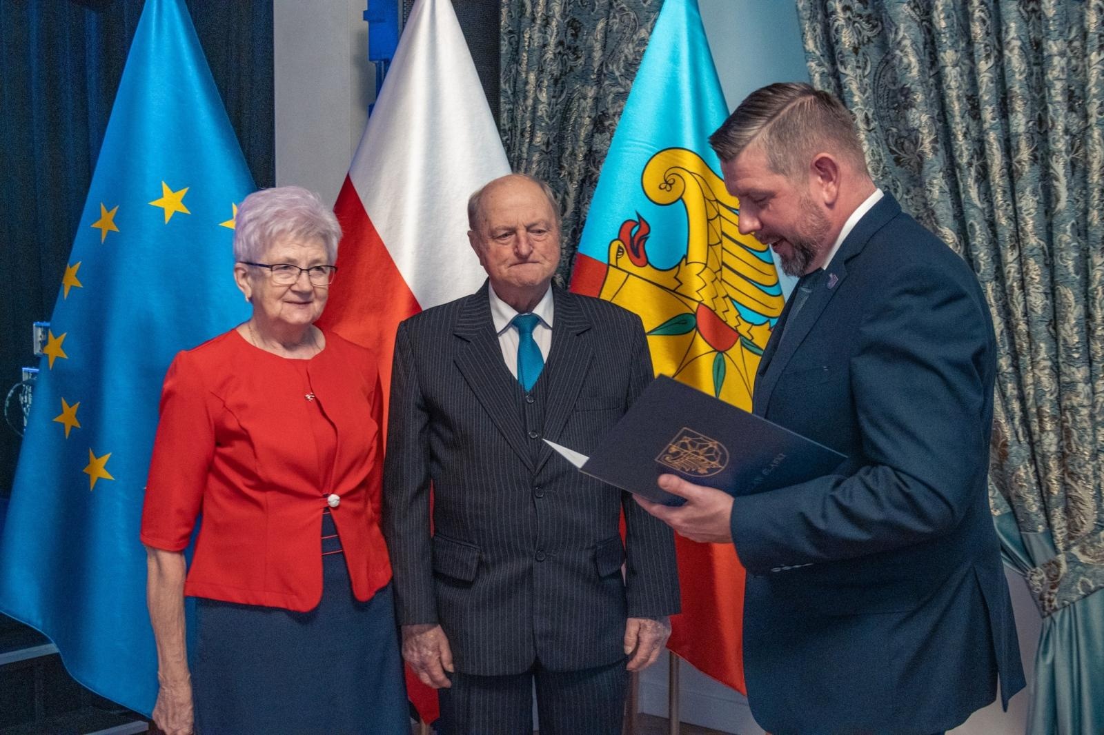 Zdjęcie w galerii na portalu naszwodzislaw.com: Jubilaci świętowali złote gody w Pałacu Dietrichsteinów [FOTO] wiadomości z regionu