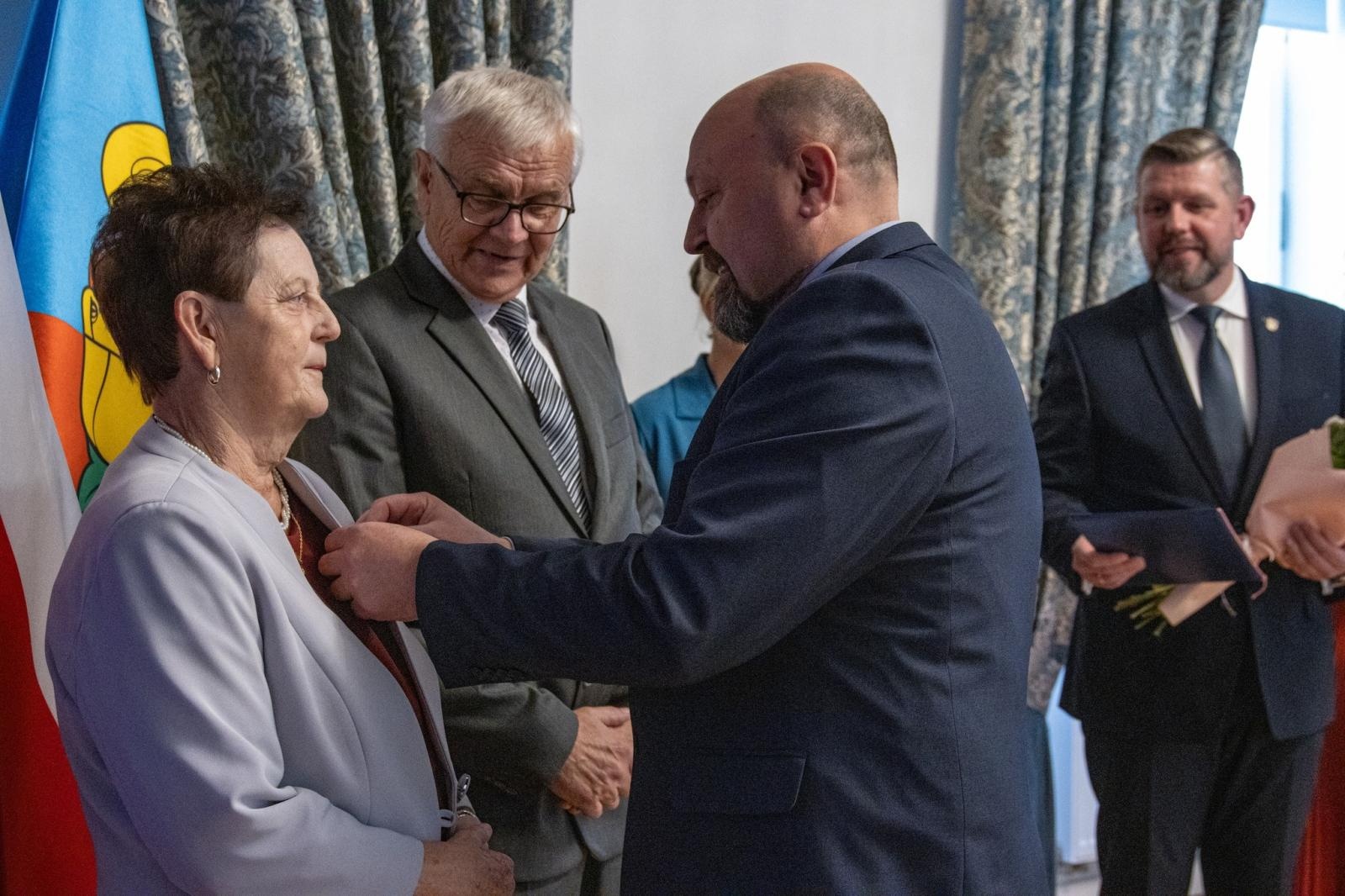 Zdjęcie w galerii na portalu naszwodzislaw.com: Jubilaci świętowali złote gody w Pałacu Dietrichsteinów [FOTO] wiadomości z regionu