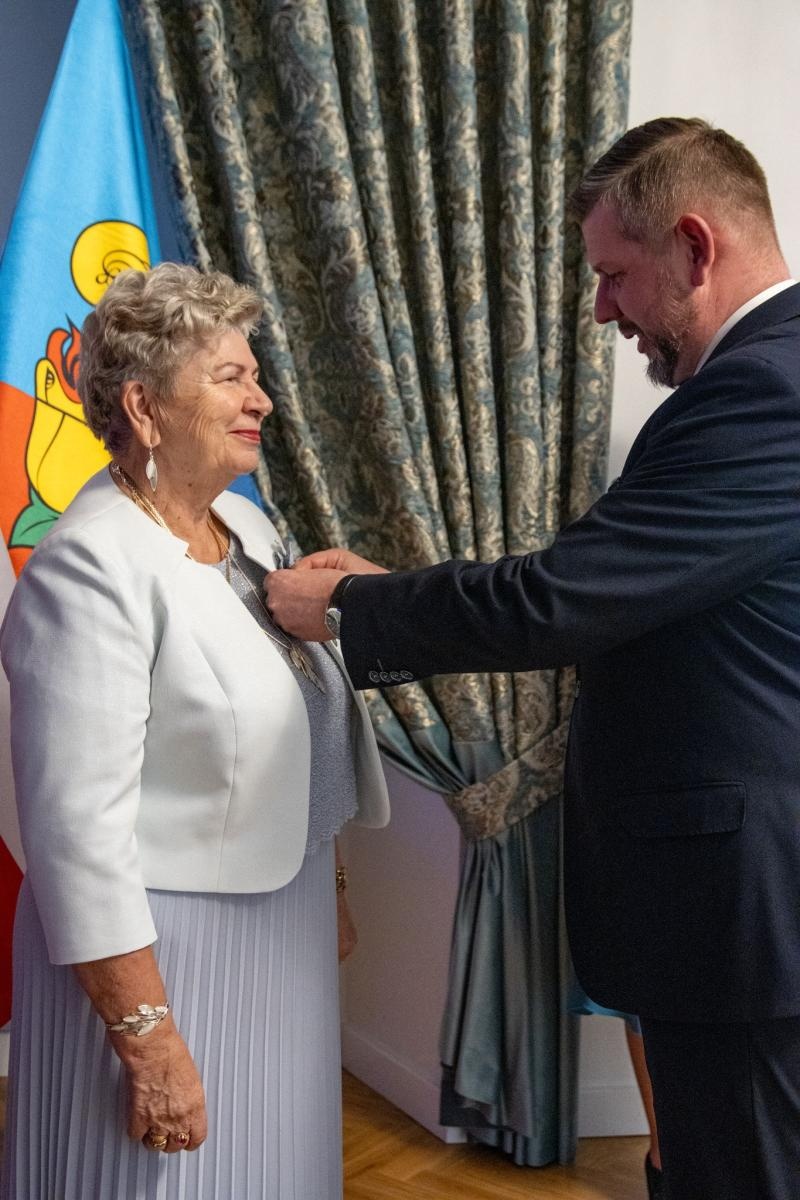 Zdjęcie w galerii na portalu naszwodzislaw.com: Jubilaci świętowali złote gody w Pałacu Dietrichsteinów [FOTO] wiadomości z regionu