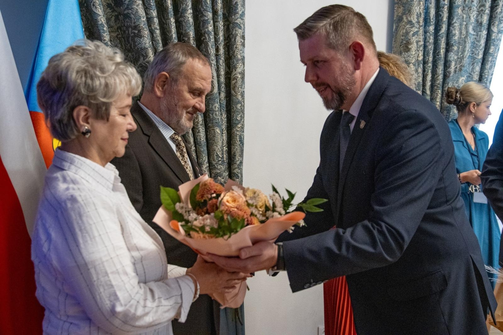 Zdjęcie w galerii na portalu naszwodzislaw.com: Jubilaci świętowali złote gody w Pałacu Dietrichsteinów [FOTO] wiadomości z regionu