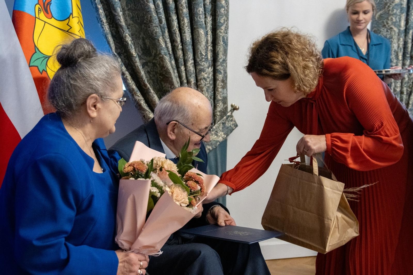 Zdjęcie w galerii na portalu naszwodzislaw.com: Jubilaci świętowali złote gody w Pałacu Dietrichsteinów [FOTO] wiadomości z regionu