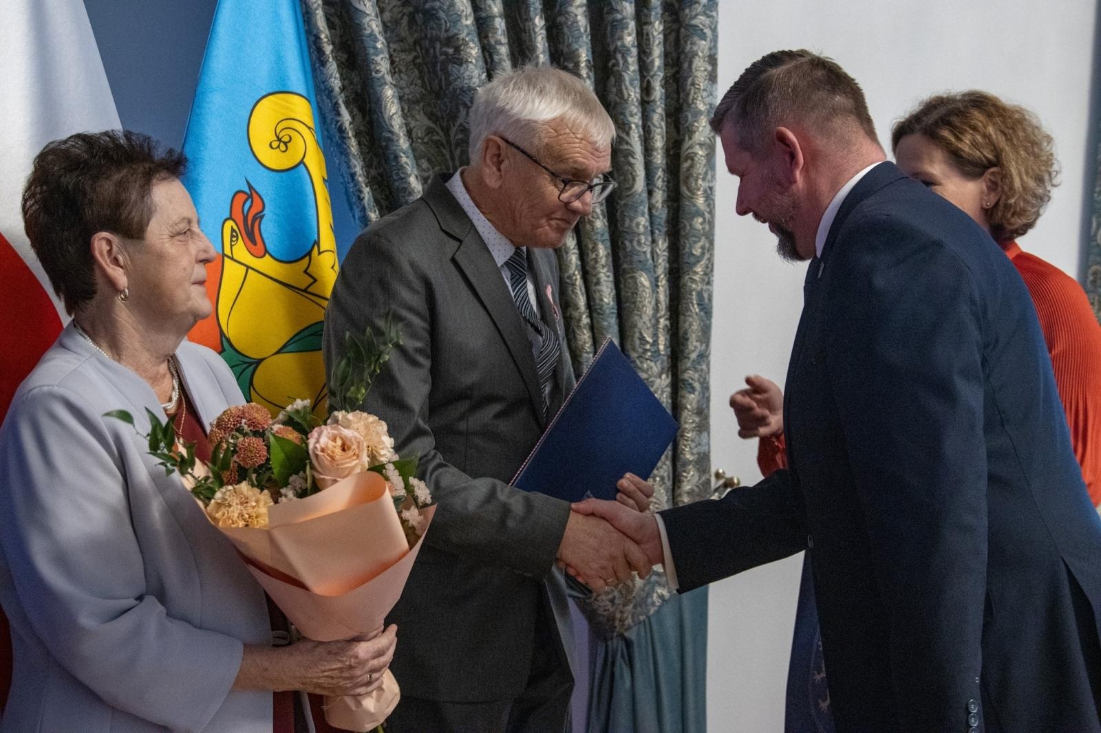 Zdjęcie w galerii na portalu naszwodzislaw.com: Jubilaci świętowali złote gody w Pałacu Dietrichsteinów [FOTO] wiadomości z regionu