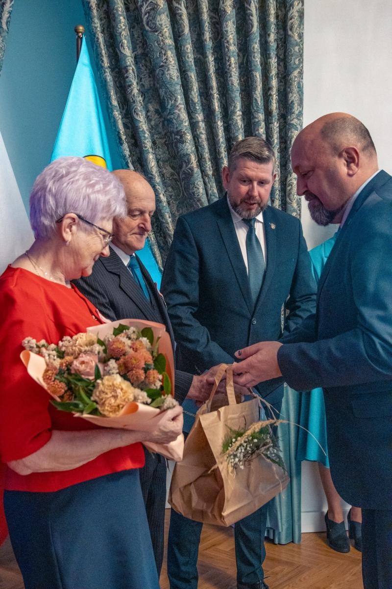 Zdjęcie w galerii na portalu naszwodzislaw.com: Jubilaci świętowali złote gody w Pałacu Dietrichsteinów [FOTO] wiadomości z regionu