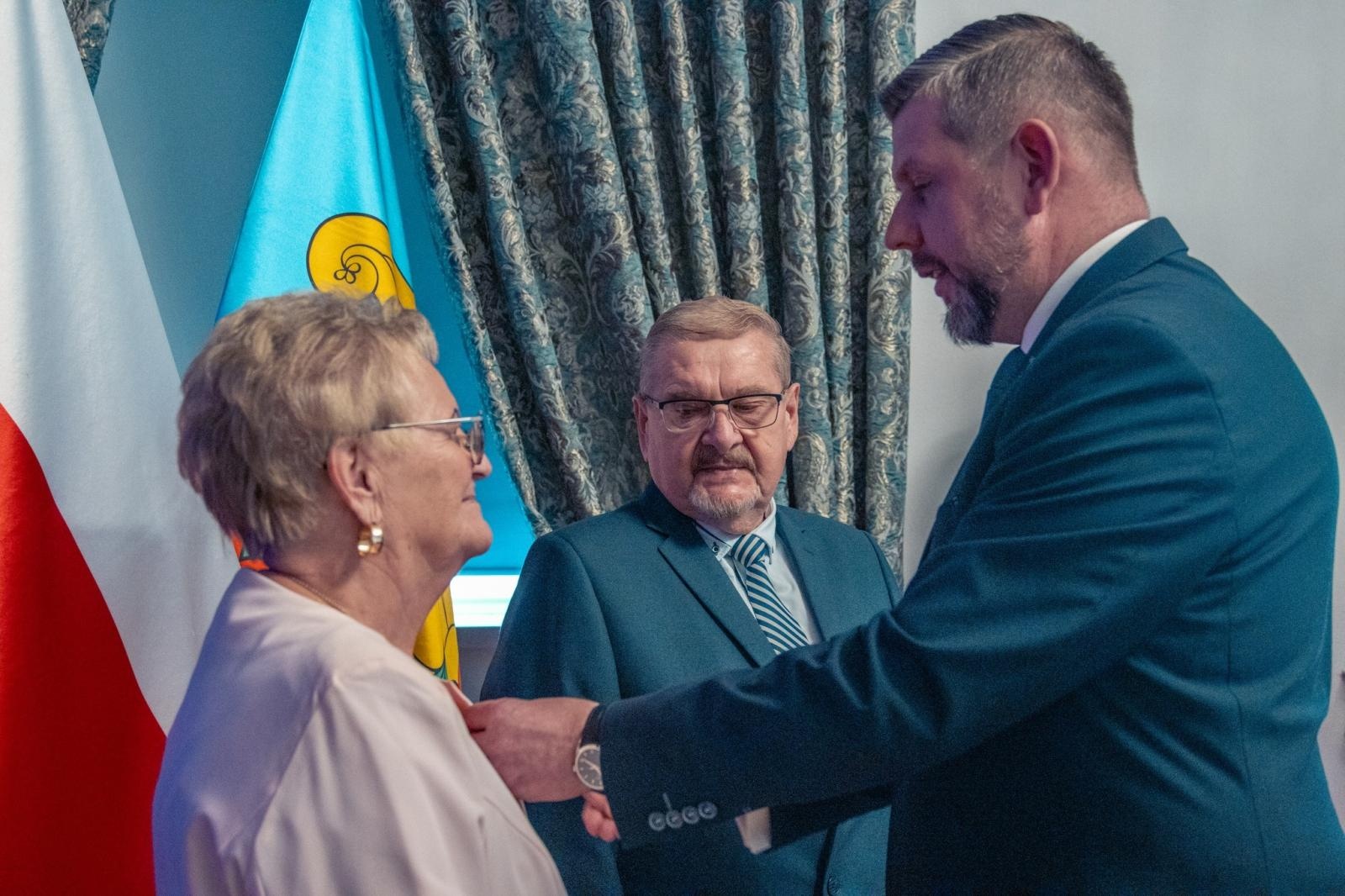 Zdjęcie w galerii na portalu naszwodzislaw.com: Jubilaci świętowali złote gody w Pałacu Dietrichsteinów [FOTO] wiadomości z regionu