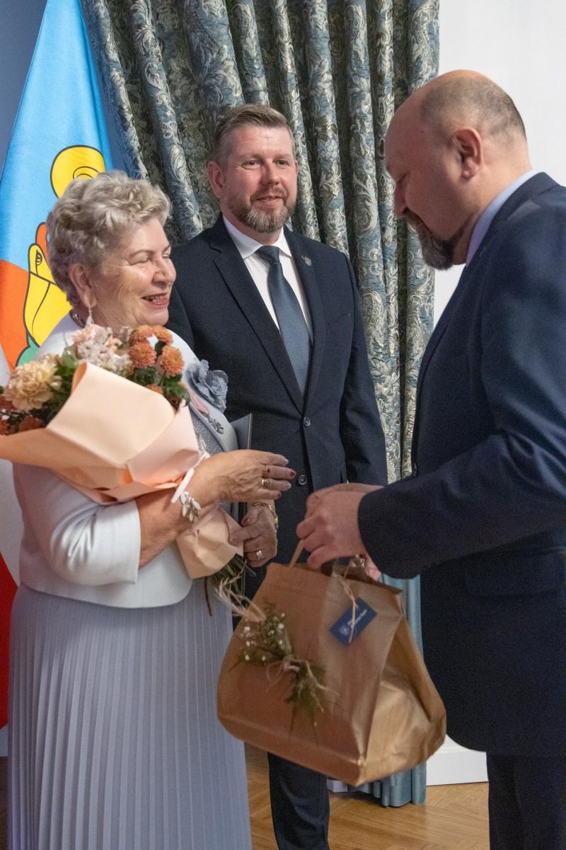 Zdjęcie w galerii na portalu naszwodzislaw.com: Jubilaci świętowali złote gody w Pałacu Dietrichsteinów [FOTO] wiadomości z regionu