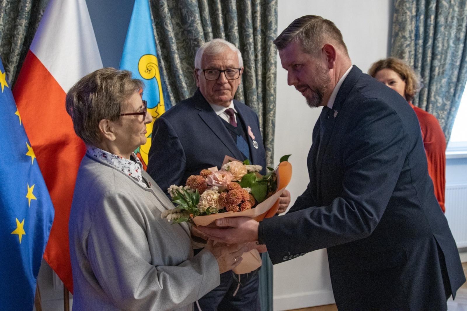 Zdjęcie w galerii na portalu naszwodzislaw.com: Jubilaci świętowali złote gody w Pałacu Dietrichsteinów [FOTO] wiadomości z regionu