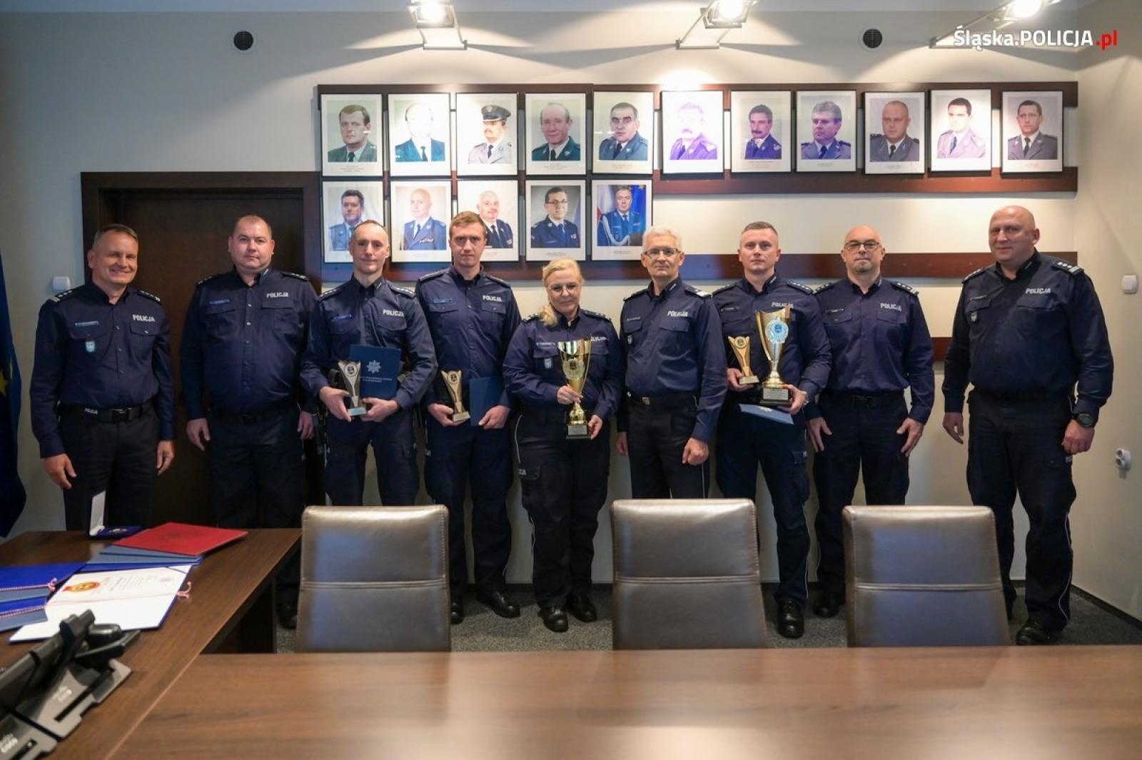 Zdjęcie w galerii na portalu naszwodzislaw.com: Szef śląskich policjantów gratulował dzielnicowym. Wśród nich mundurowi z Wodzisławia Śląskiego wiadomości z regionu