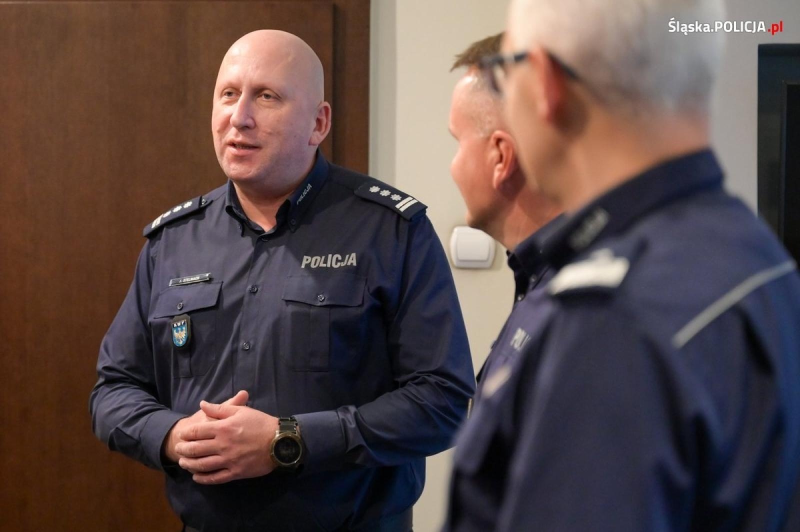 Zdjęcie w galerii na portalu naszwodzislaw.com: Szef śląskich policjantów gratulował dzielnicowym. Wśród nich mundurowi z Wodzisławia Śląskiego wiadomości z regionu