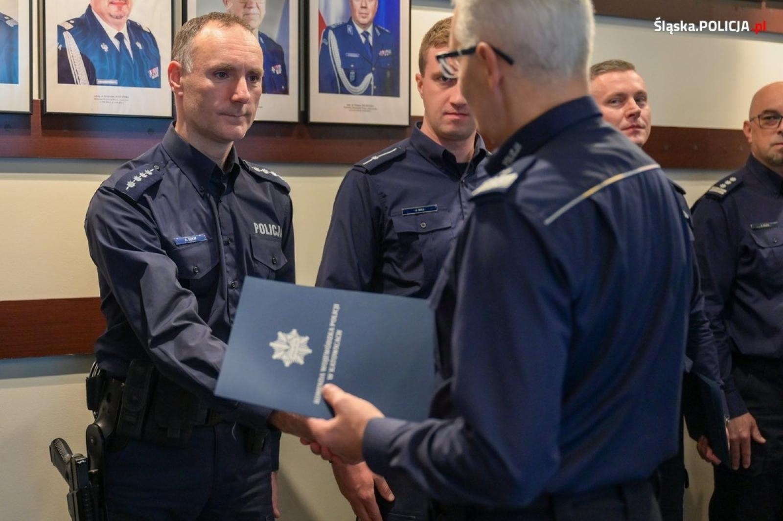 Zdjęcie w galerii na portalu naszwodzislaw.com: Szef śląskich policjantów gratulował dzielnicowym. Wśród nich mundurowi z Wodzisławia Śląskiego wiadomości z regionu