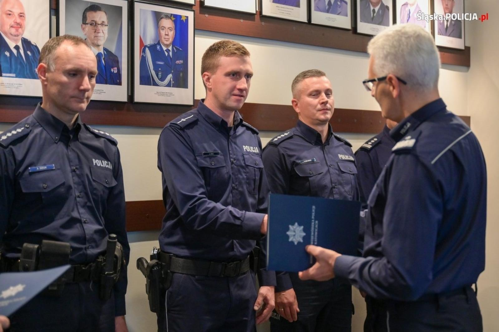 Zdjęcie w galerii na portalu naszwodzislaw.com: Szef śląskich policjantów gratulował dzielnicowym. Wśród nich mundurowi z Wodzisławia Śląskiego wiadomości z regionu