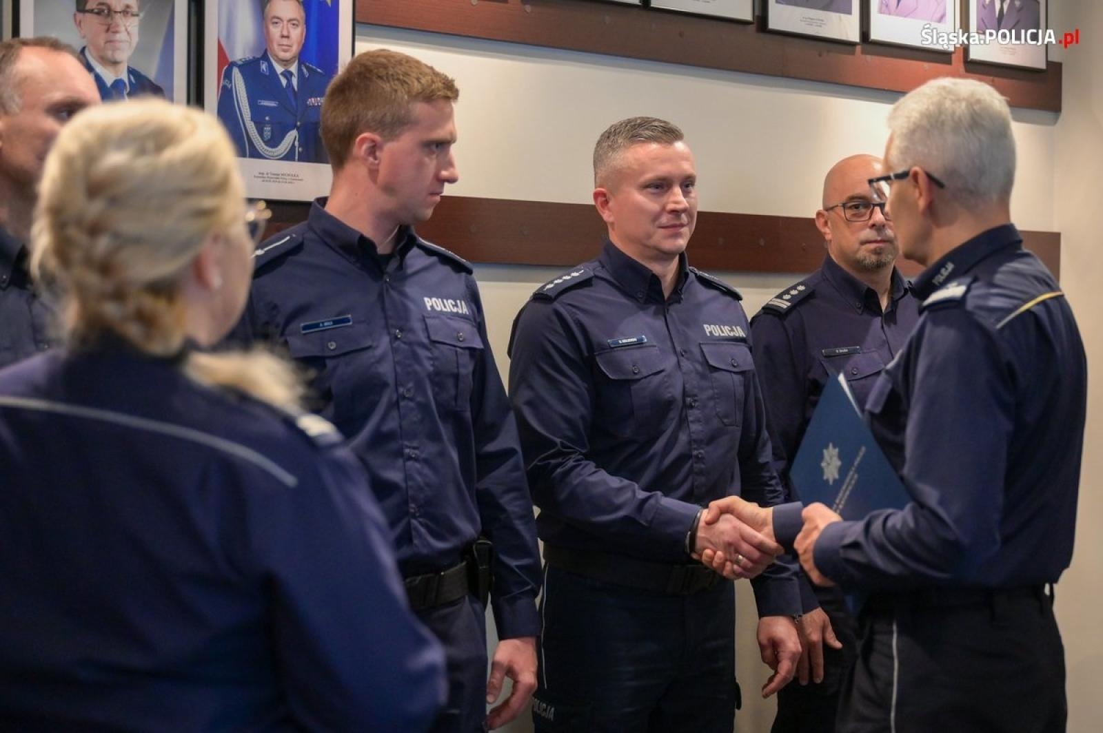 Zdjęcie w galerii na portalu naszwodzislaw.com: Szef śląskich policjantów gratulował dzielnicowym. Wśród nich mundurowi z Wodzisławia Śląskiego wiadomości z regionu