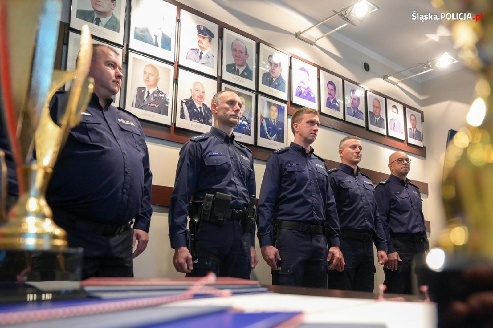 Zdjęcie w galerii na portalu naszwodzislaw.com: Szef śląskich policjantów gratulował dzielnicowym. Wśród nich mundurowi z Wodzisławia Śląskiego wiadomości z regionu