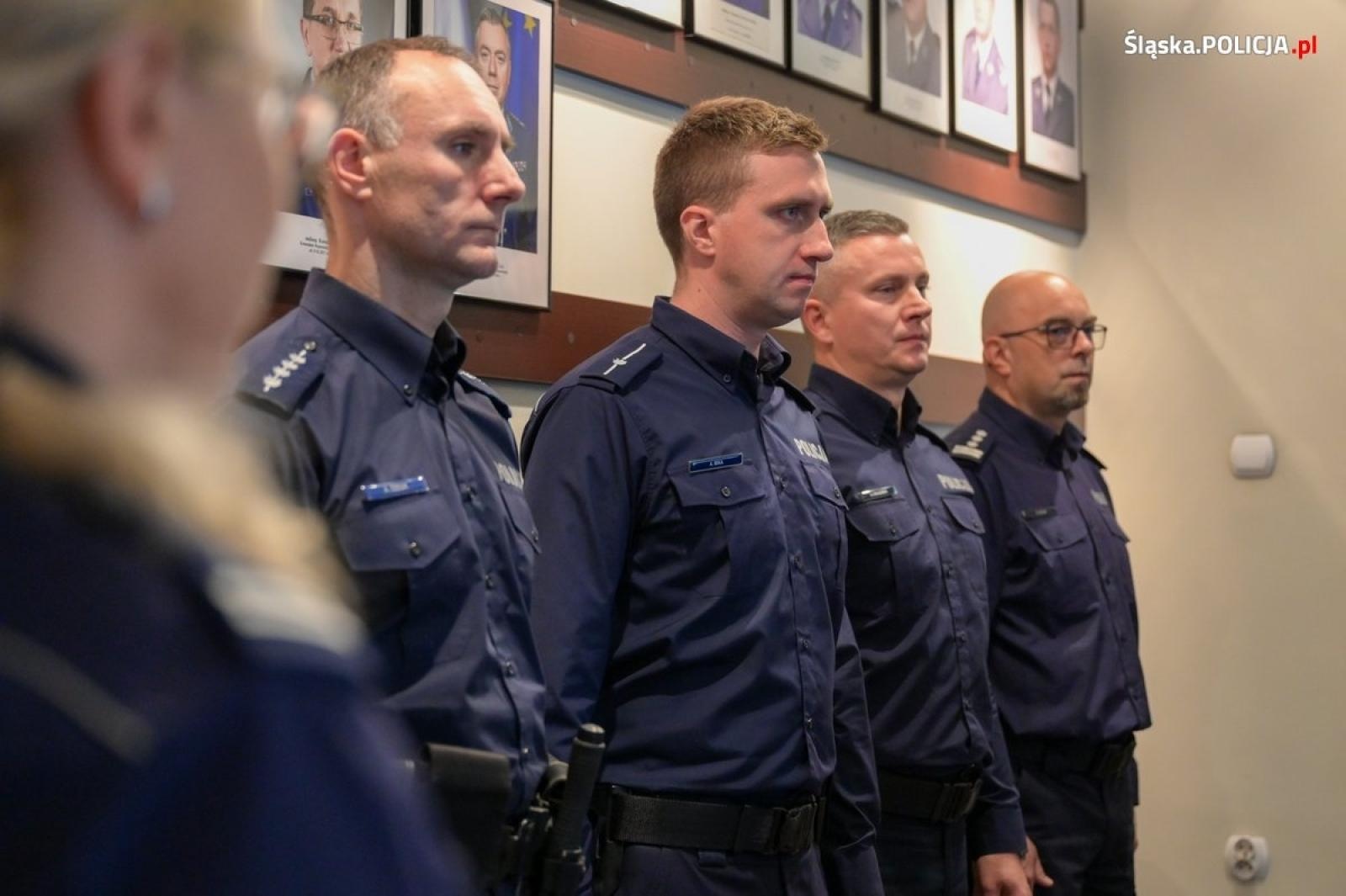 Zdjęcie w galerii na portalu naszwodzislaw.com: Szef śląskich policjantów gratulował dzielnicowym. Wśród nich mundurowi z Wodzisławia Śląskiego wiadomości z regionu