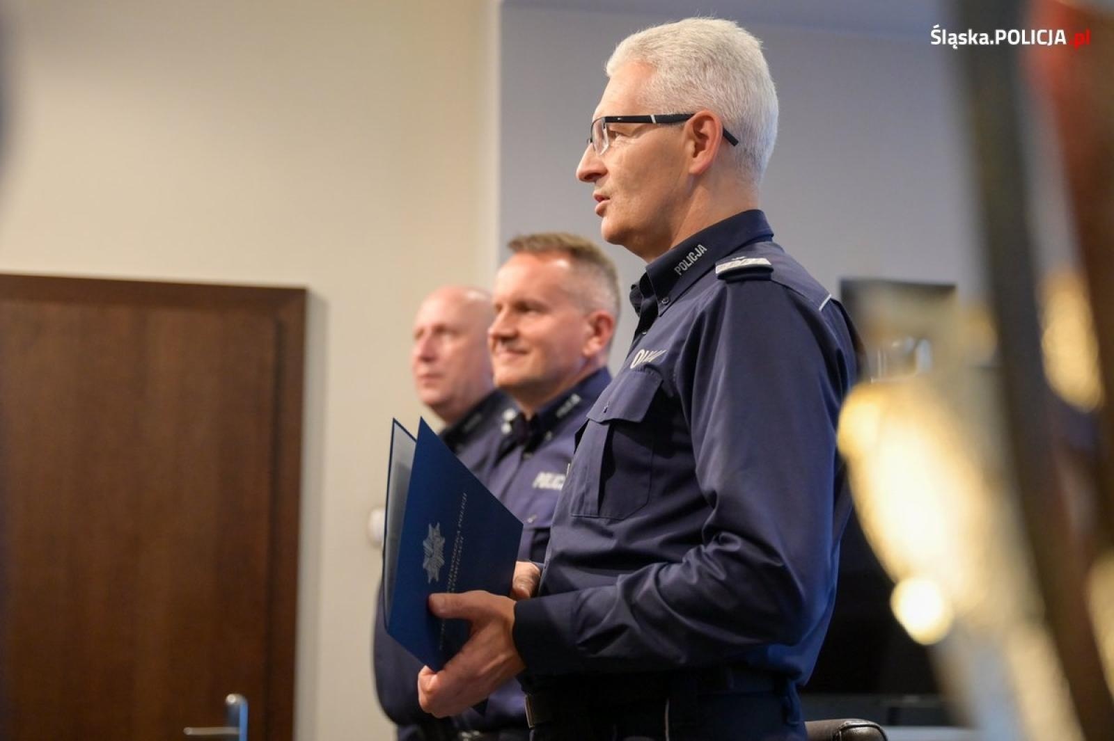 Zdjęcie w galerii na portalu naszwodzislaw.com: Szef śląskich policjantów gratulował dzielnicowym. Wśród nich mundurowi z Wodzisławia Śląskiego wiadomości z regionu