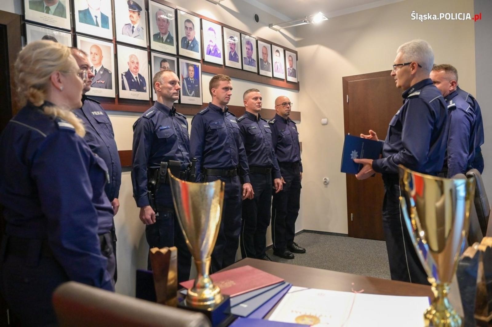 Zdjęcie w galerii na portalu naszwodzislaw.com: Szef śląskich policjantów gratulował dzielnicowym. Wśród nich mundurowi z Wodzisławia Śląskiego wiadomości z regionu