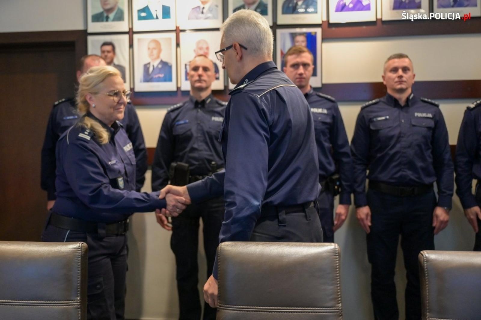 Zdjęcie w galerii na portalu naszwodzislaw.com: Szef śląskich policjantów gratulował dzielnicowym. Wśród nich mundurowi z Wodzisławia Śląskiego wiadomości z regionu