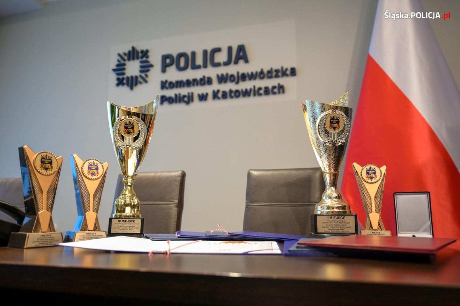 Zdjęcie w galerii na portalu naszwodzislaw.com: Szef śląskich policjantów gratulował dzielnicowym. Wśród nich mundurowi z Wodzisławia Śląskiego wiadomości z regionu
