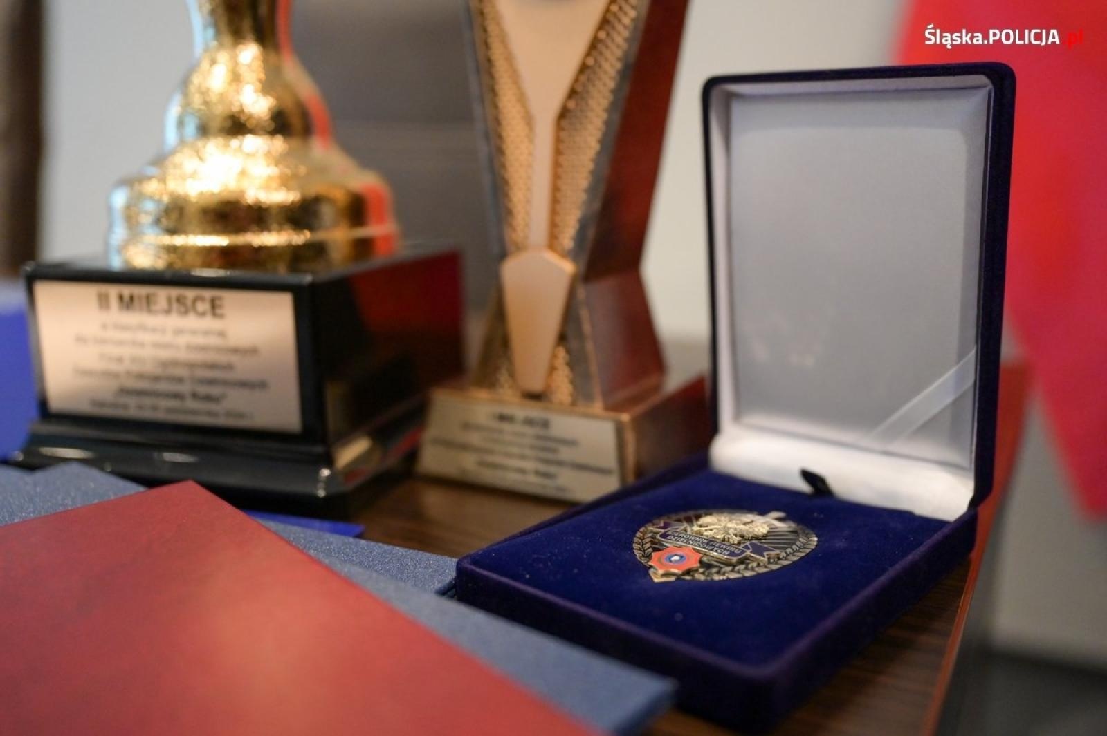 Zdjęcie w galerii na portalu naszwodzislaw.com: Szef śląskich policjantów gratulował dzielnicowym. Wśród nich mundurowi z Wodzisławia Śląskiego wiadomości z regionu