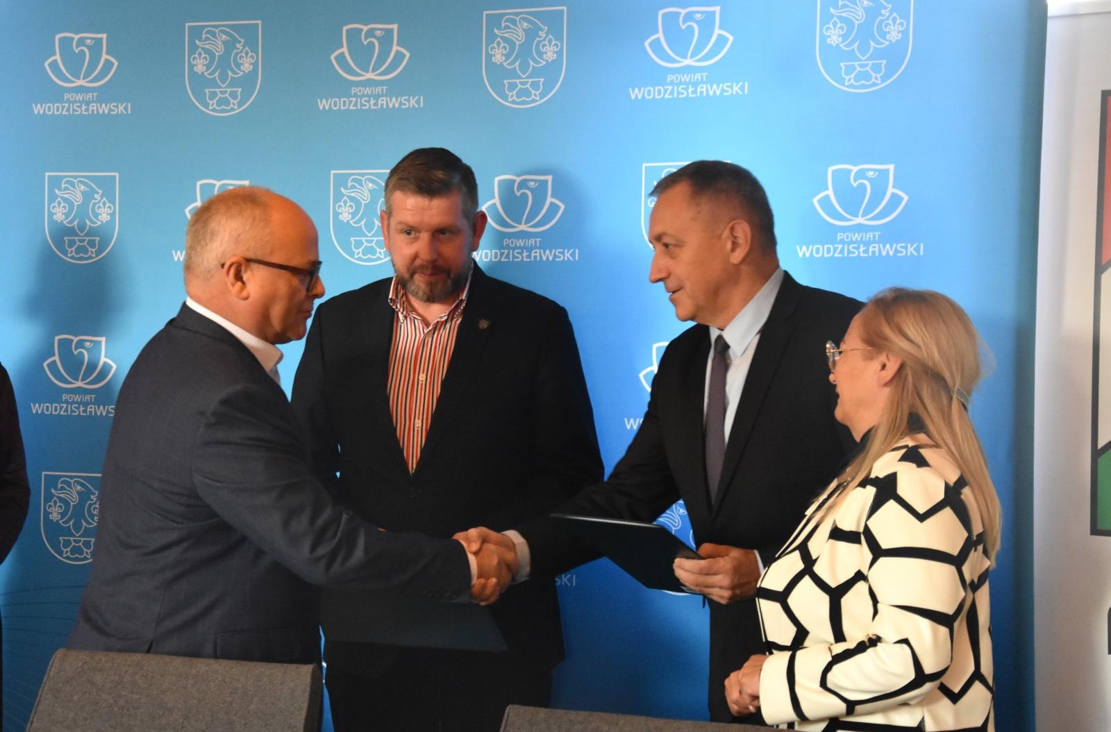 Zdjęcie w galerii na portalu naszwodzislaw.com: Porozumienie MZK z powiatem wodzisławskim i miastem Wodzisław Śląski wiadomości z regionu