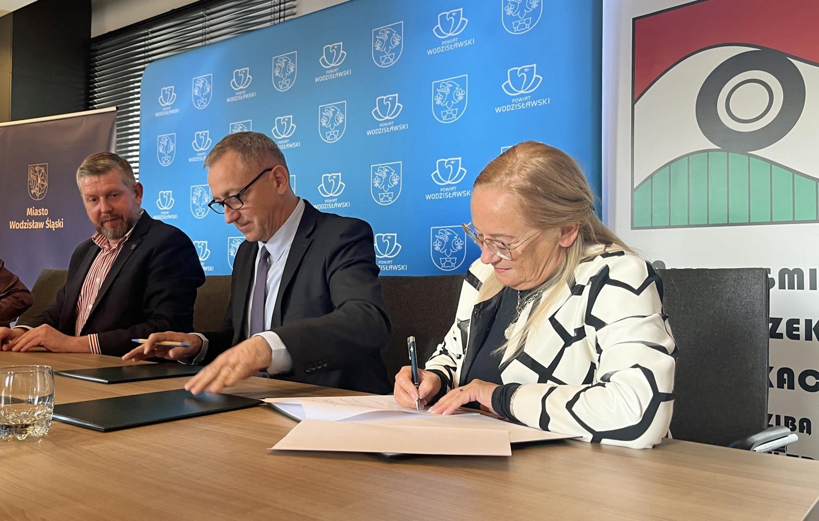 Zdjęcie w galerii na portalu naszwodzislaw.com: Porozumienie MZK z powiatem wodzisławskim i miastem Wodzisław Śląski wiadomości z regionu