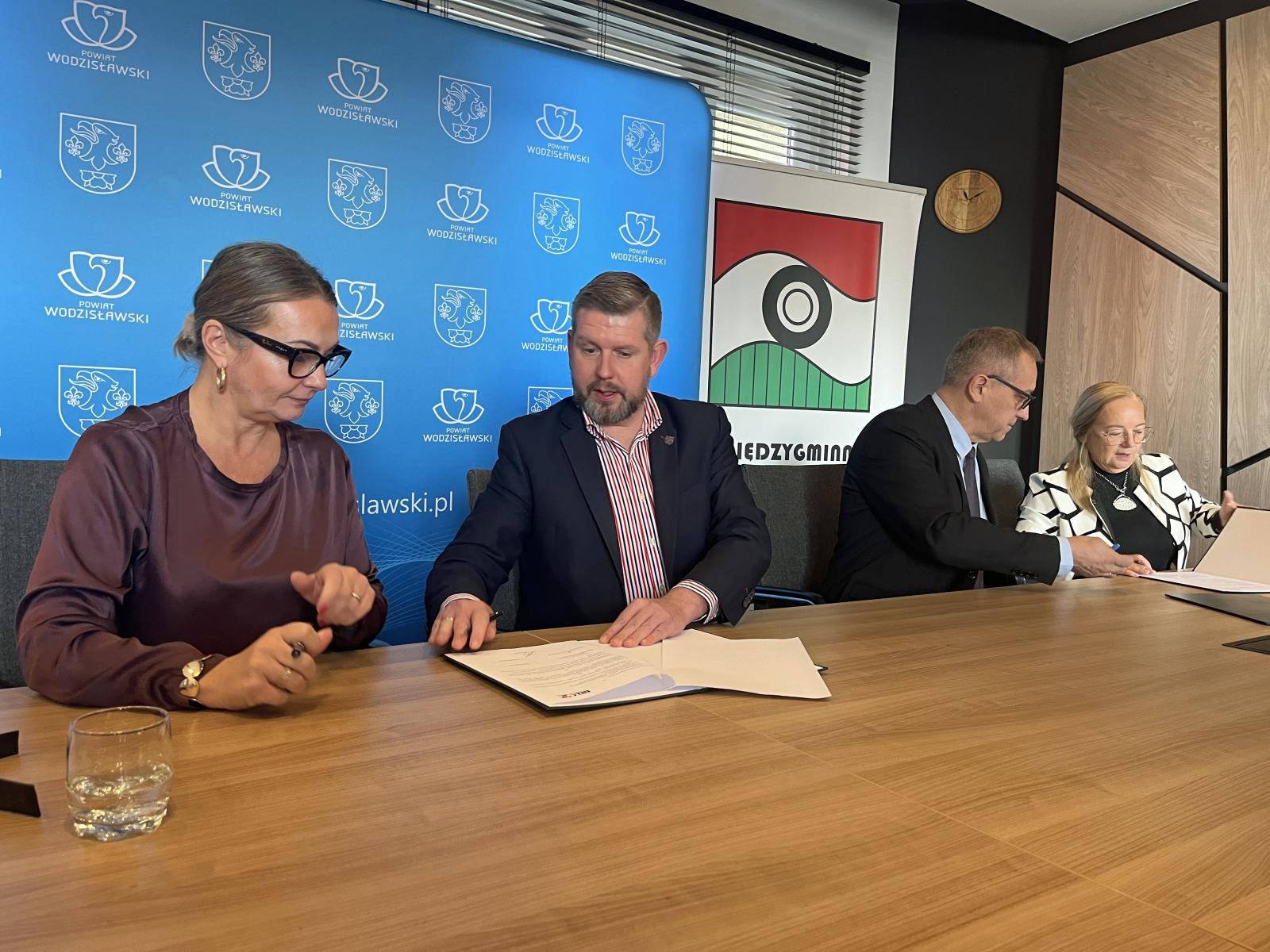 Zdjęcie w galerii na portalu naszwodzislaw.com: Porozumienie MZK z powiatem wodzisławskim i miastem Wodzisław Śląski wiadomości z regionu
