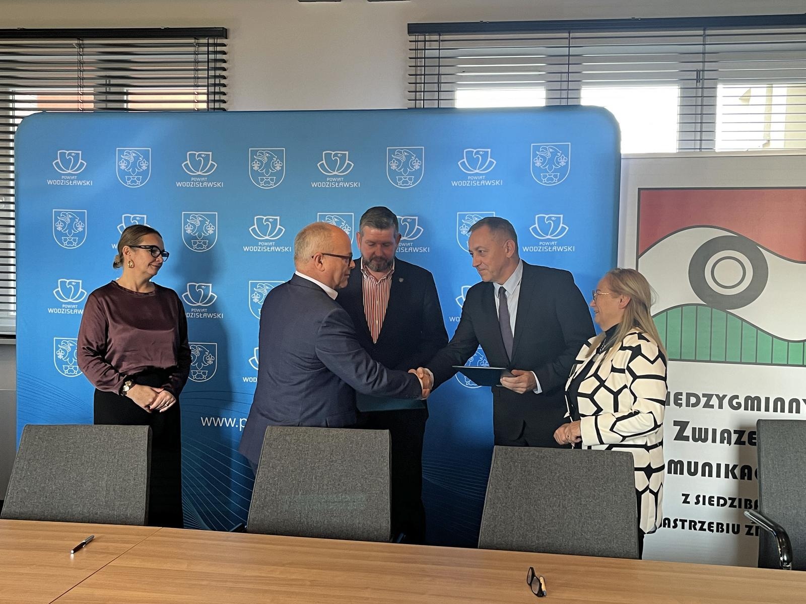 Zdjęcie w galerii na portalu naszwodzislaw.com: Porozumienie MZK z powiatem wodzisławskim i miastem Wodzisław Śląski wiadomości z regionu
