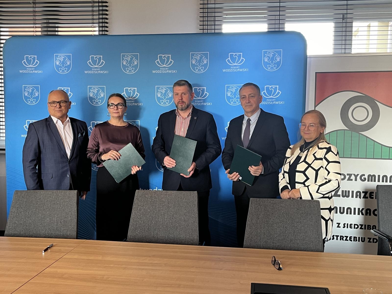 Zdjęcie w galerii na portalu naszwodzislaw.com: Porozumienie MZK z powiatem wodzisławskim i miastem Wodzisław Śląski wiadomości z regionu