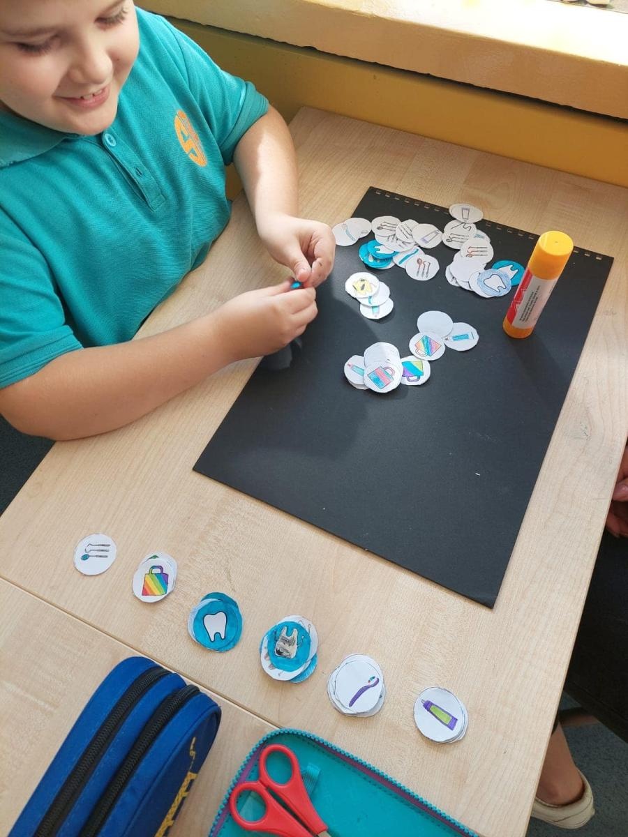 Zdjęcie w galerii na portalu naszwodzislaw.com: Nie tylko smartfony i komputery. Uczniowie z SP4 z Rydułtów stworzyli grę planszową wiadomości z regionu