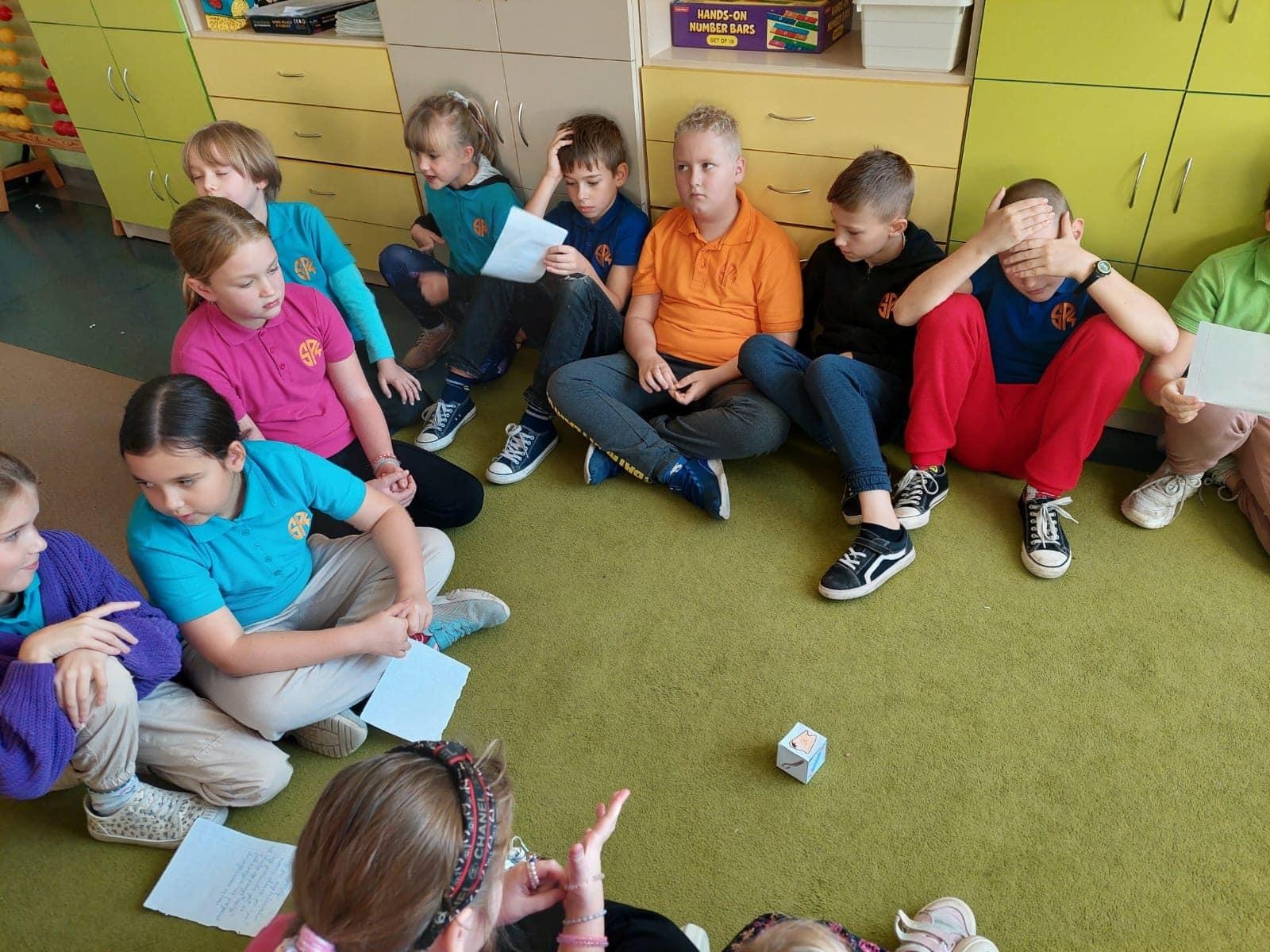 Zdjęcie w galerii na portalu naszwodzislaw.com: Nie tylko smartfony i komputery. Uczniowie z SP4 z Rydułtów stworzyli grę planszową wiadomości z regionu