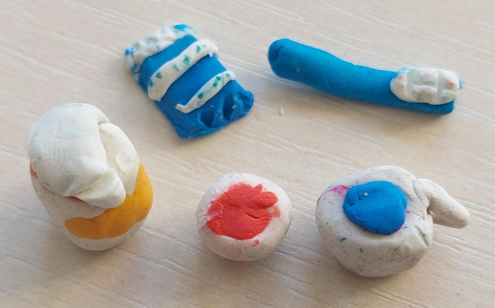 Zdjęcie w galerii na portalu naszwodzislaw.com: Nie tylko smartfony i komputery. Uczniowie z SP4 z Rydułtów stworzyli grę planszową wiadomości z regionu