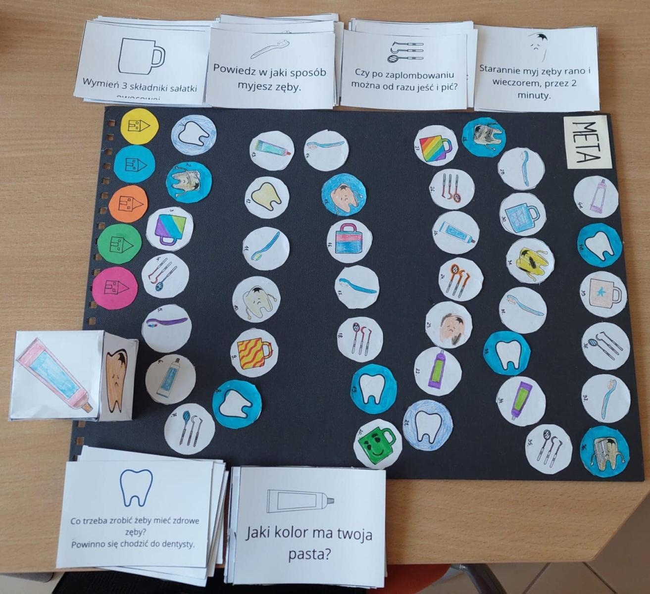 Zdjęcie w galerii na portalu naszwodzislaw.com: Nie tylko smartfony i komputery. Uczniowie z SP4 z Rydułtów stworzyli grę planszową wiadomości z regionu