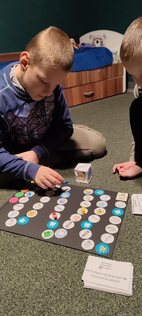 Zdjęcie w galerii na portalu naszwodzislaw.com: Nie tylko smartfony i komputery. Uczniowie z SP4 z Rydułtów stworzyli grę planszową wiadomości z regionu