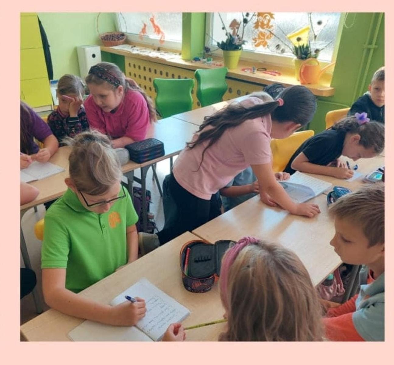 Zdjęcie w galerii na portalu naszwodzislaw.com: Nie tylko smartfony i komputery. Uczniowie z SP4 z Rydułtów stworzyli grę planszową wiadomości z regionu