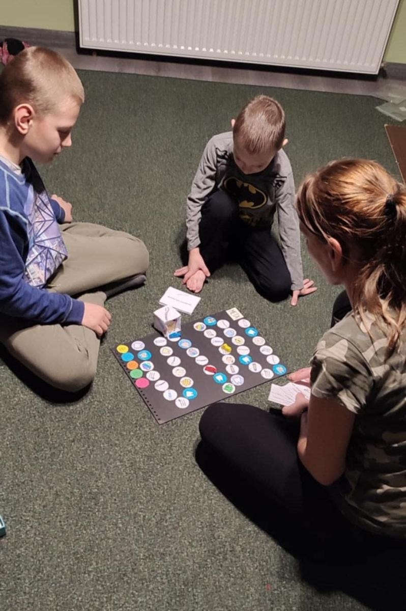 Zdjęcie w galerii na portalu naszwodzislaw.com: Nie tylko smartfony i komputery. Uczniowie z SP4 z Rydułtów stworzyli grę planszową wiadomości z regionu