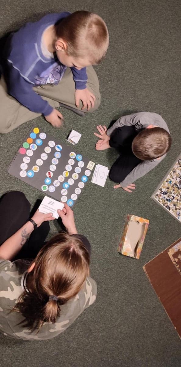 Zdjęcie w galerii na portalu naszwodzislaw.com: Nie tylko smartfony i komputery. Uczniowie z SP4 z Rydułtów stworzyli grę planszową wiadomości z regionu