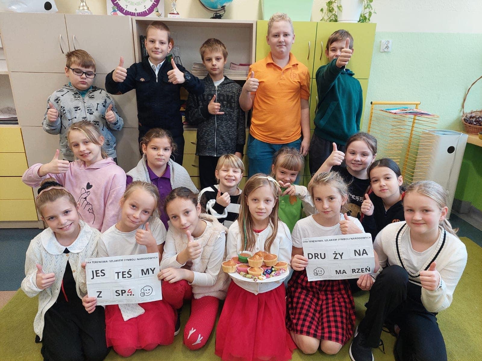 Zdjęcie w galerii na portalu naszwodzislaw.com: Nie tylko smartfony i komputery. Uczniowie z SP4 z Rydułtów stworzyli grę planszową wiadomości z regionu