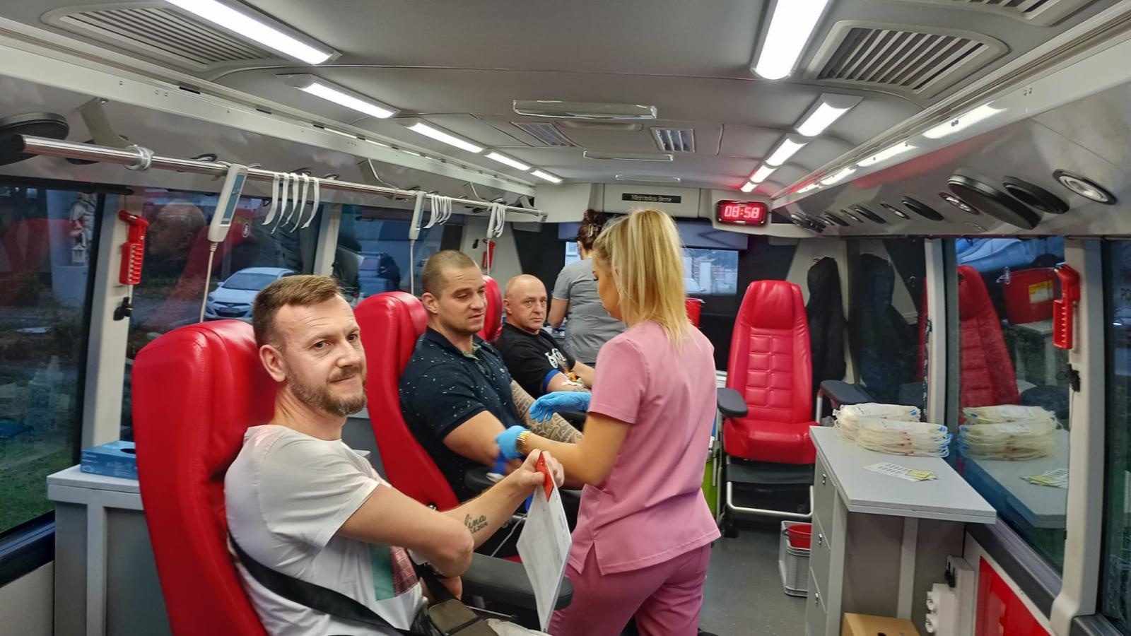 Zdjęcie w galerii na portalu naszwodzislaw.com: Strażacy dla Niepodległej. Akcja honorowego krwiodawstwa w Wodzisławiu Śląskim wiadomości z regionu