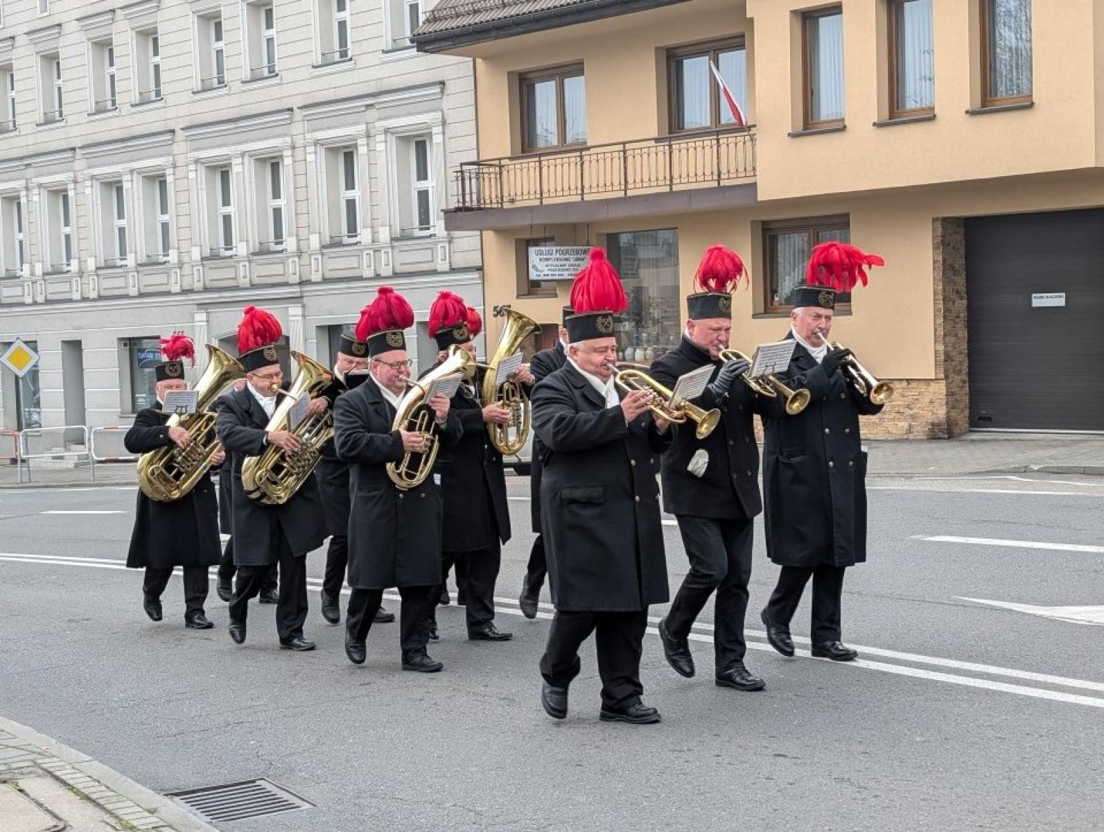 Zdjęcie w galerii na portalu naszwodzislaw.com: Pszów. Obchody Święta Niepodległości przy dźwiękach orkiestry KWK Anna [FOTO] wiadomości z regionu