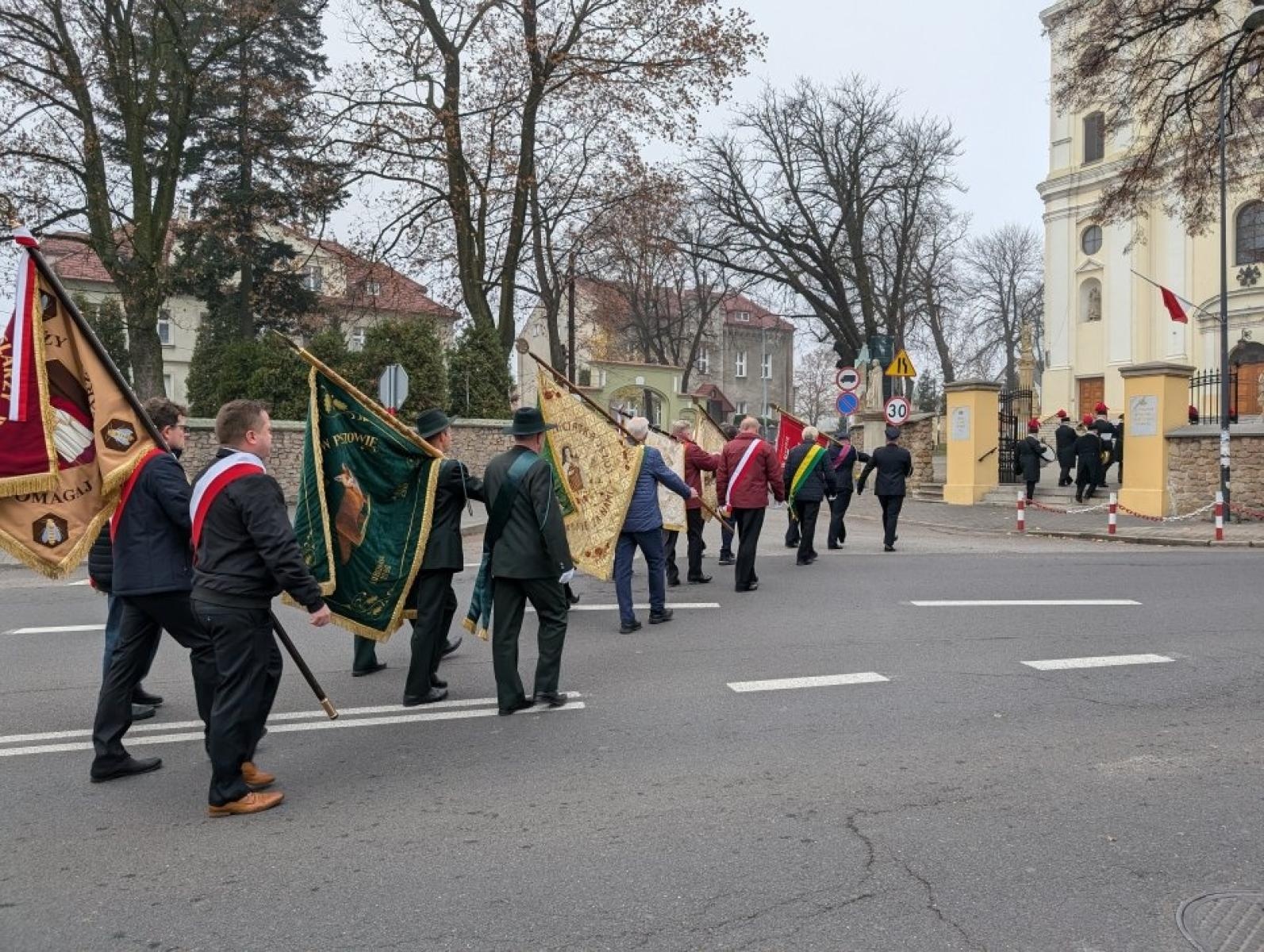 Zdjęcie w galerii na portalu naszwodzislaw.com: Pszów. Obchody Święta Niepodległości przy dźwiękach orkiestry KWK Anna [FOTO] wiadomości z regionu