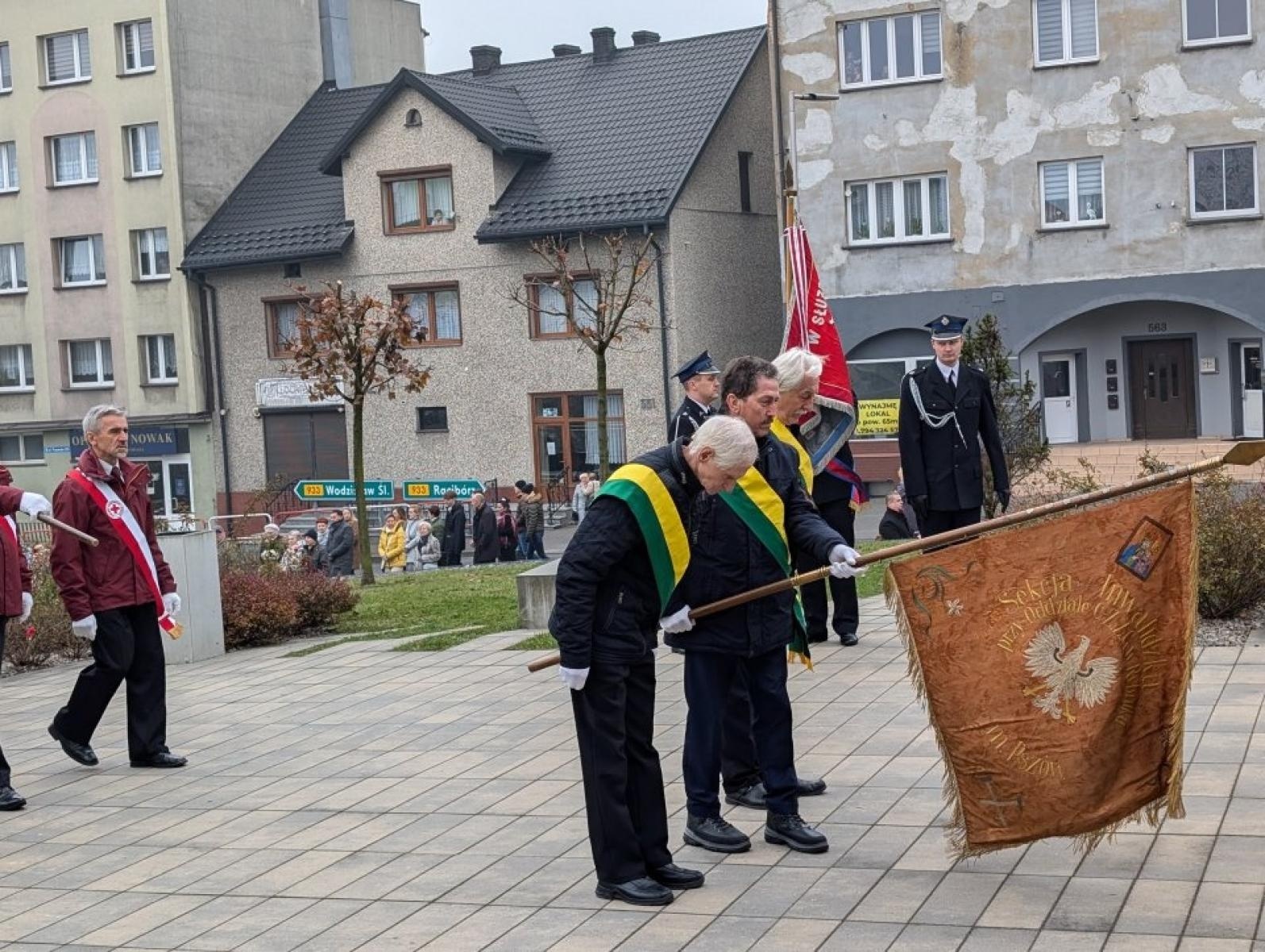 Zdjęcie w galerii na portalu naszwodzislaw.com: Pszów. Obchody Święta Niepodległości przy dźwiękach orkiestry KWK Anna [FOTO] wiadomości z regionu