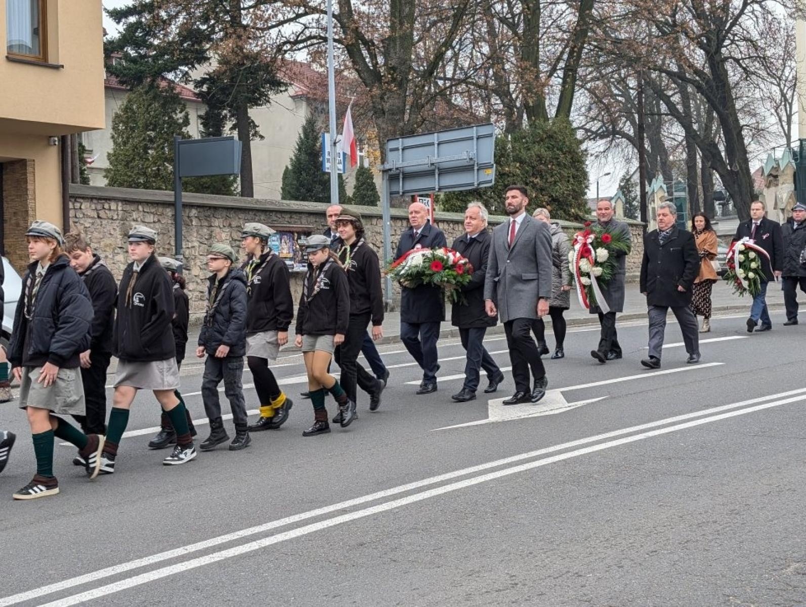 Zdjęcie w galerii na portalu naszwodzislaw.com: Pszów. Obchody Święta Niepodległości przy dźwiękach orkiestry KWK Anna [FOTO] wiadomości z regionu