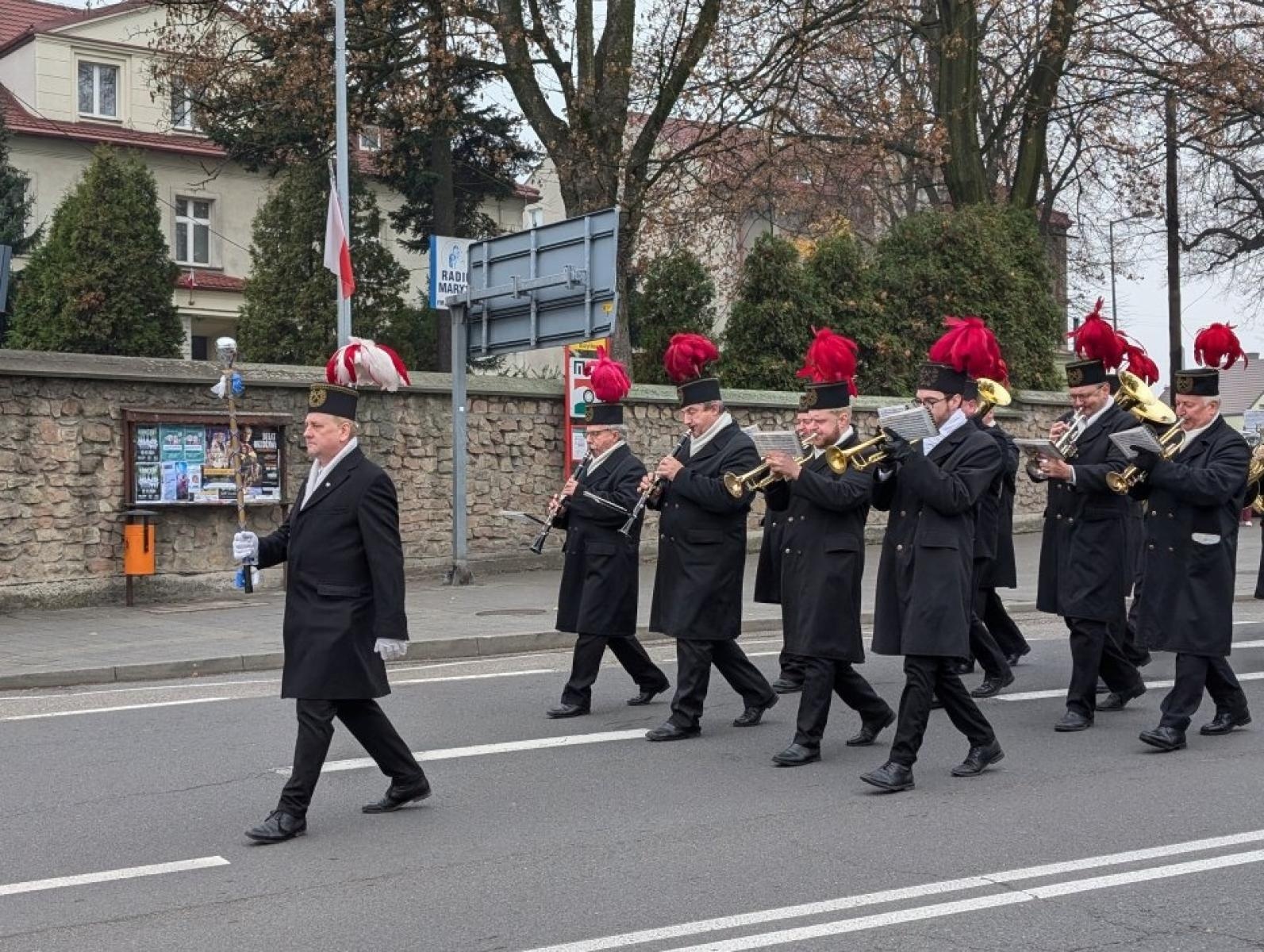 Zdjęcie w galerii na portalu naszwodzislaw.com: Pszów. Obchody Święta Niepodległości przy dźwiękach orkiestry KWK Anna [FOTO] wiadomości z regionu