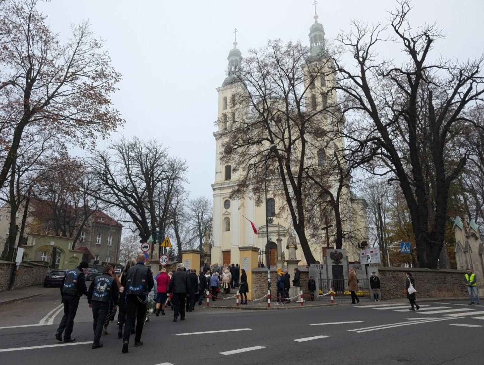 Zdjęcie w galerii na portalu naszwodzislaw.com: Pszów. Obchody Święta Niepodległości przy dźwiękach orkiestry KWK Anna [FOTO] wiadomości z regionu
