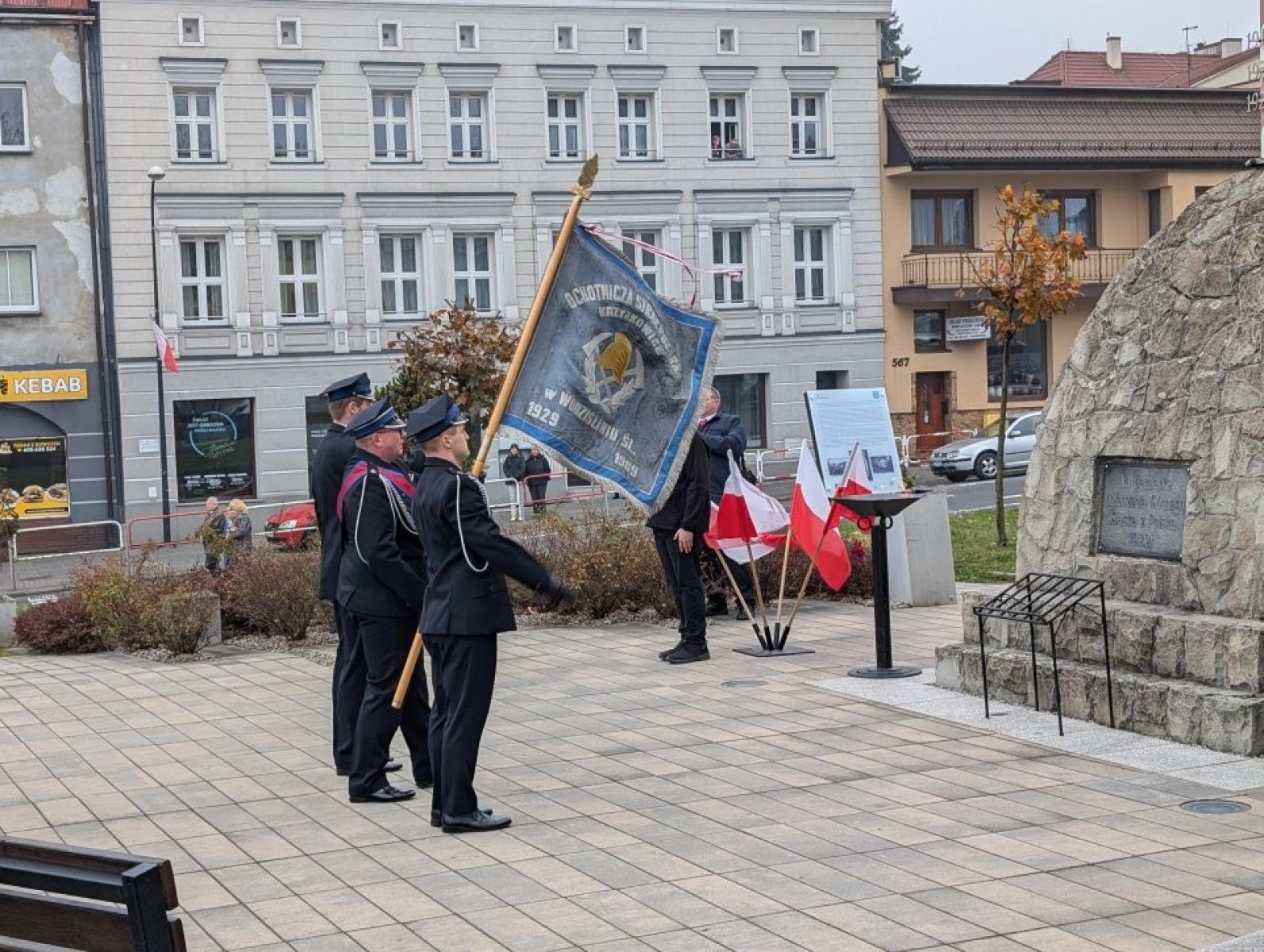 Zdjęcie w galerii na portalu naszwodzislaw.com: Pszów. Obchody Święta Niepodległości przy dźwiękach orkiestry KWK Anna [FOTO] wiadomości z regionu