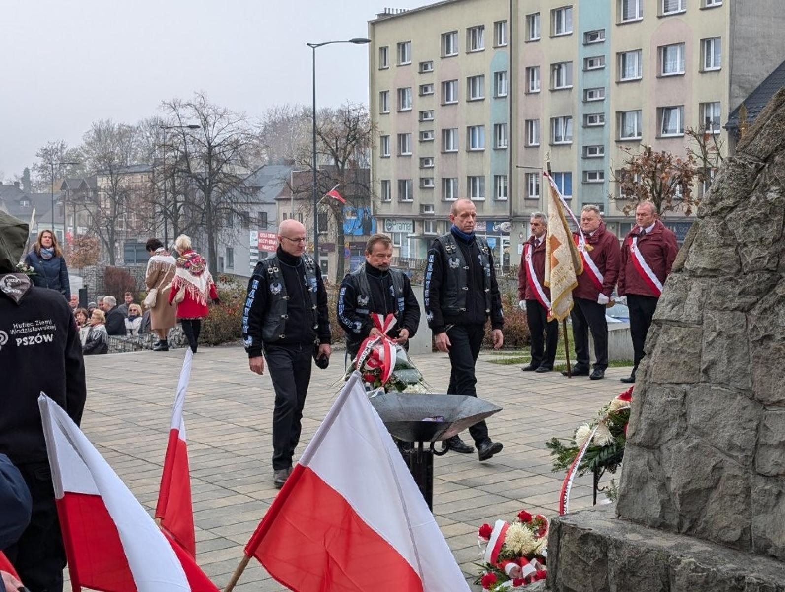 Zdjęcie w galerii na portalu naszwodzislaw.com: Pszów. Obchody Święta Niepodległości przy dźwiękach orkiestry KWK Anna [FOTO] wiadomości z regionu