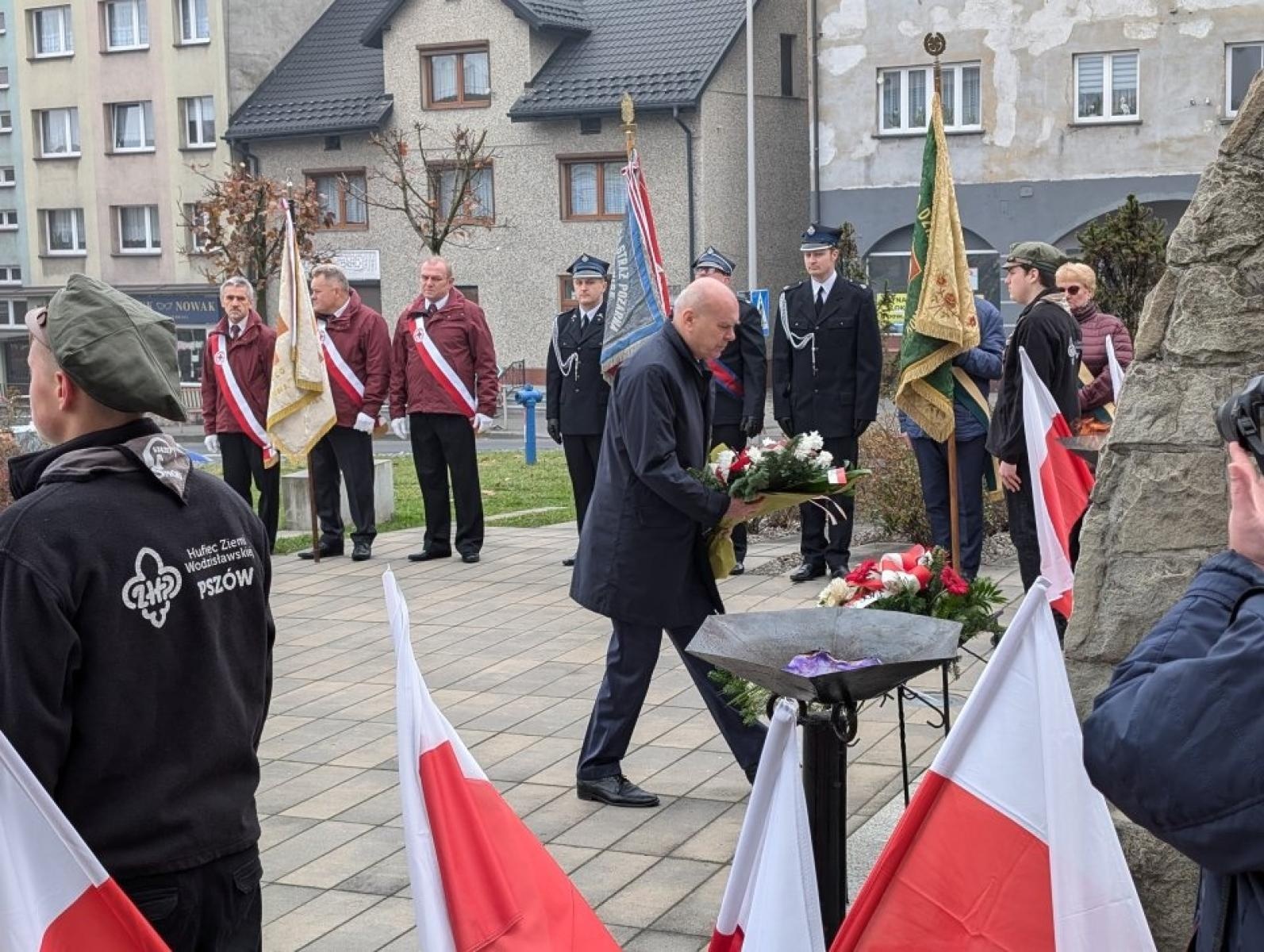 Zdjęcie w galerii na portalu naszwodzislaw.com: Pszów. Obchody Święta Niepodległości przy dźwiękach orkiestry KWK Anna [FOTO] wiadomości z regionu
