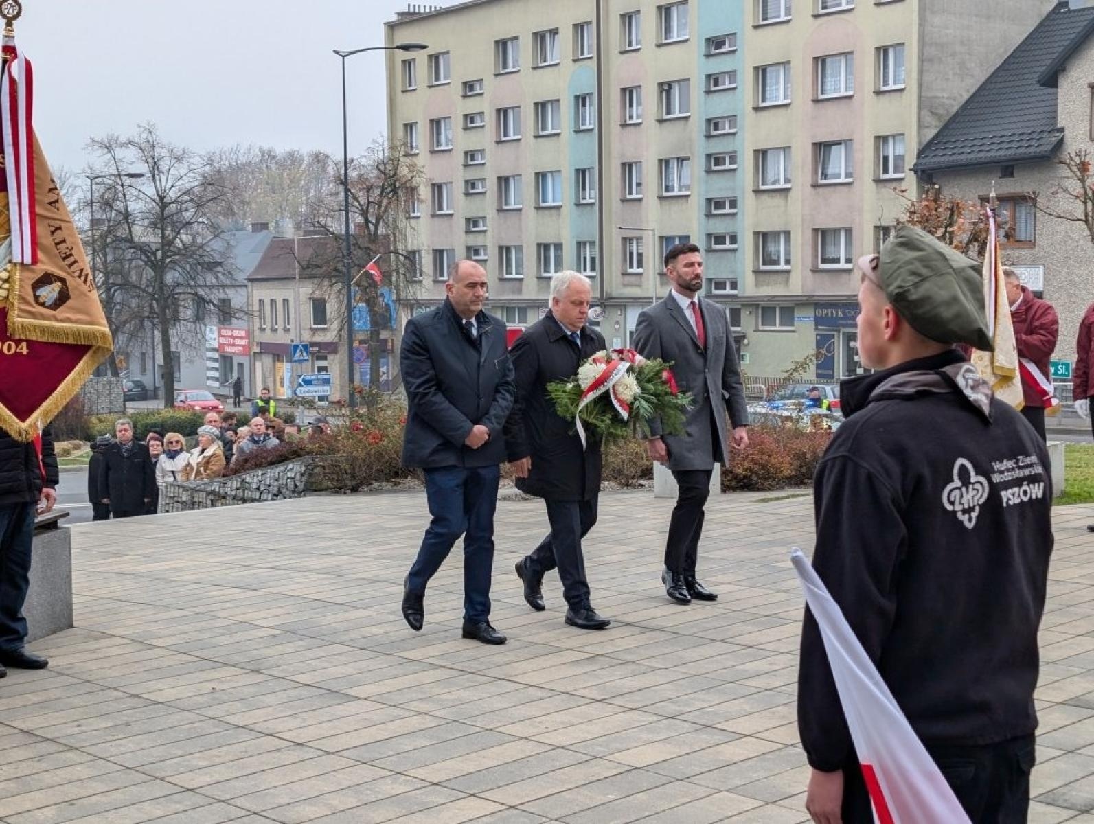 Zdjęcie w galerii na portalu naszwodzislaw.com: Pszów. Obchody Święta Niepodległości przy dźwiękach orkiestry KWK Anna [FOTO] wiadomości z regionu
