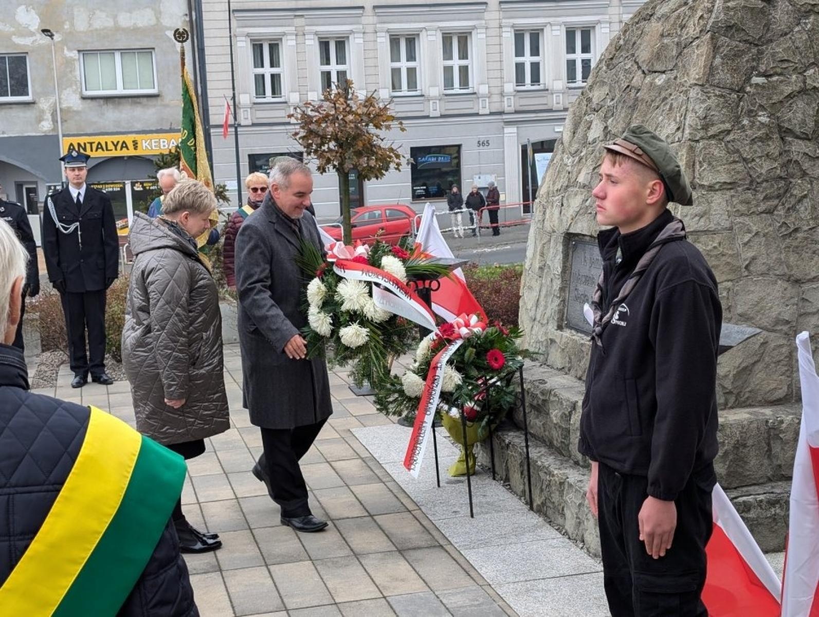 Zdjęcie w galerii na portalu naszwodzislaw.com: Pszów. Obchody Święta Niepodległości przy dźwiękach orkiestry KWK Anna [FOTO] wiadomości z regionu